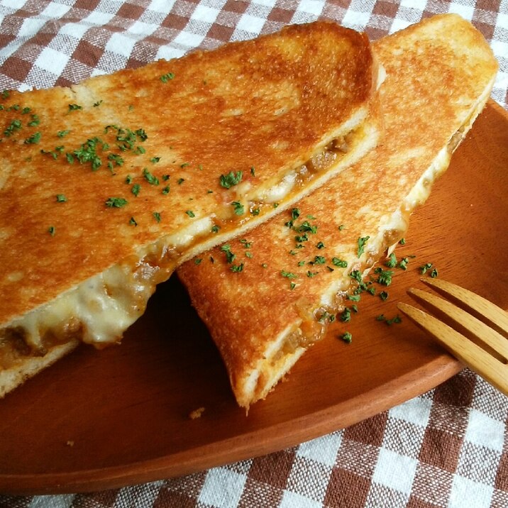 簡単♡ドライカレーとチーズのホットサンド